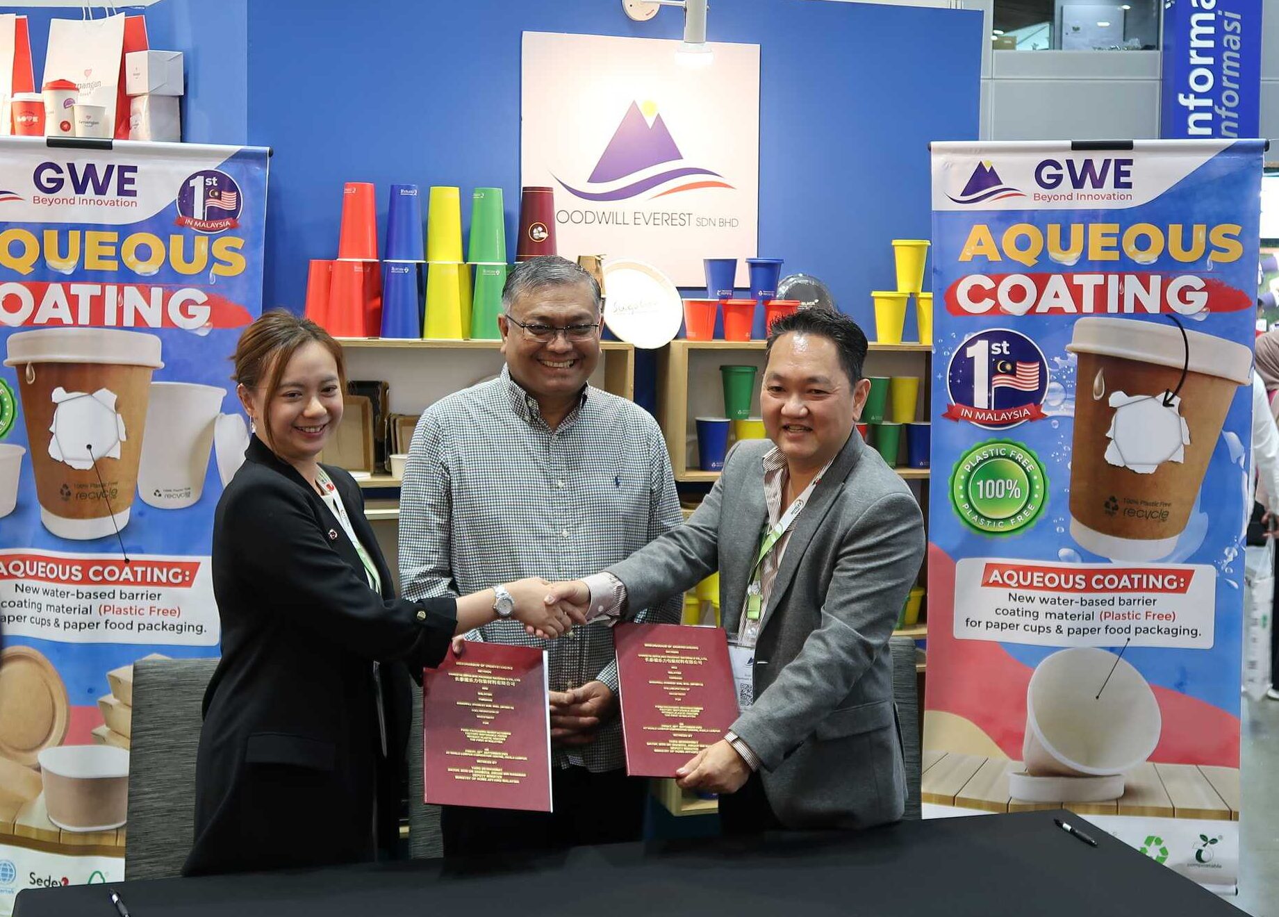 MOU ceremony group photo with Deputy Minister present